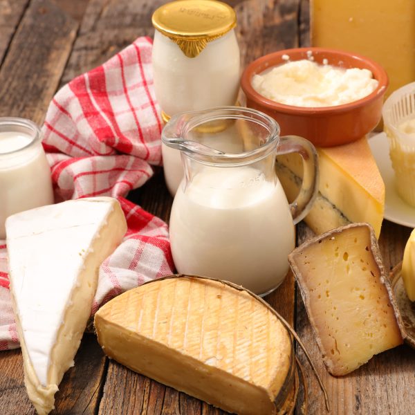 Différents produits laitiers : lait, fromage, beurre et beurre.